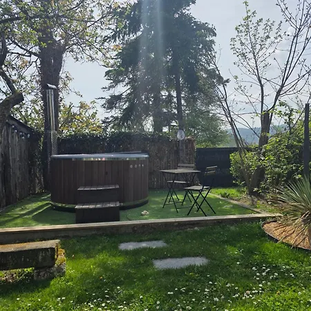 Apartment Le Nid Des Volcans, Jardin, Brasero & Bain Nordique *