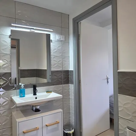 Apartment Le Nid Des Volcans, Jardin, Brasero & Bain Nordique